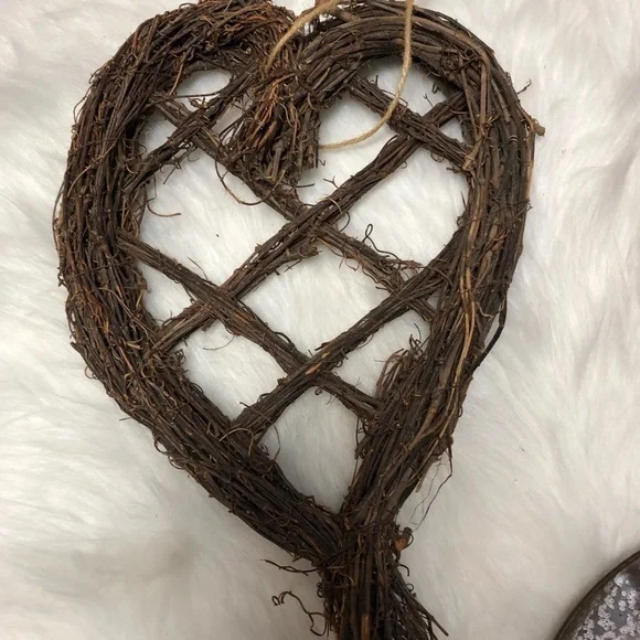 BEAUTIFUL GRAPEVINE HEART WREATH - Picture 2 of 4